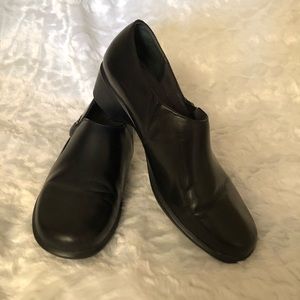 Clarks Leather Business Casual Loafers with Block Heels & Elastic Gores 8M